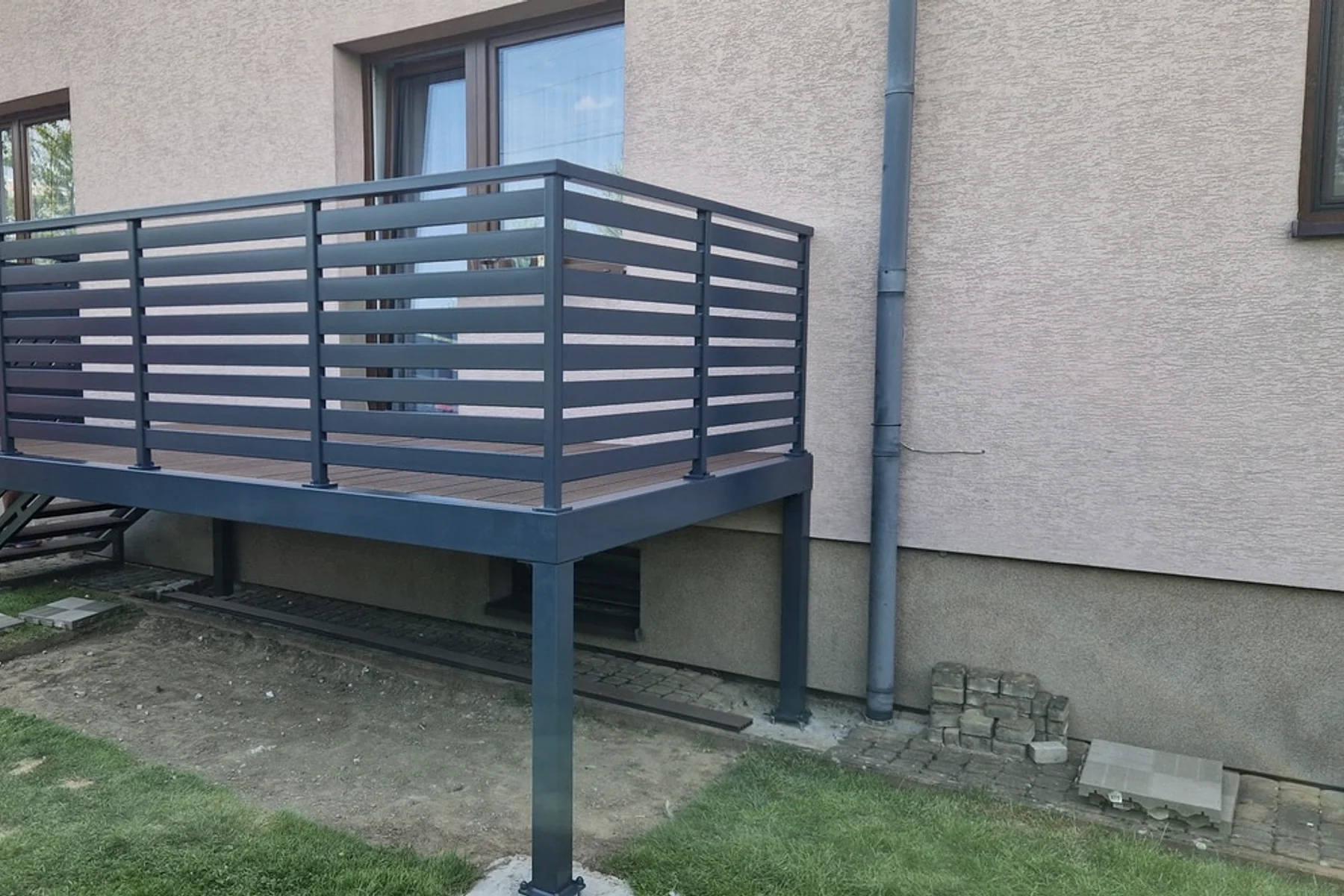 Taras stalowy z balustradą